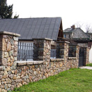 img.: Stone fence with metal fittings