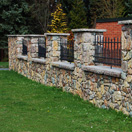 img.: Stone fence with metal fittings
